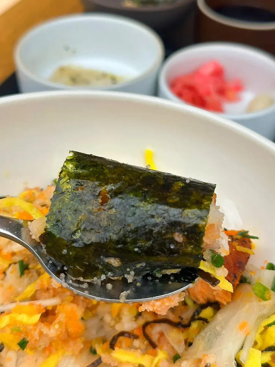 김에 싸 먹는 명란덮밥 한 입