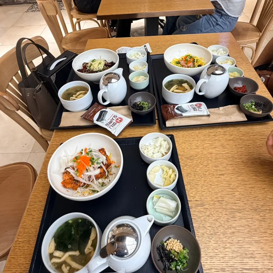 덮밥과 국, 오차 주전자가 함께 차려진 1인 상차림