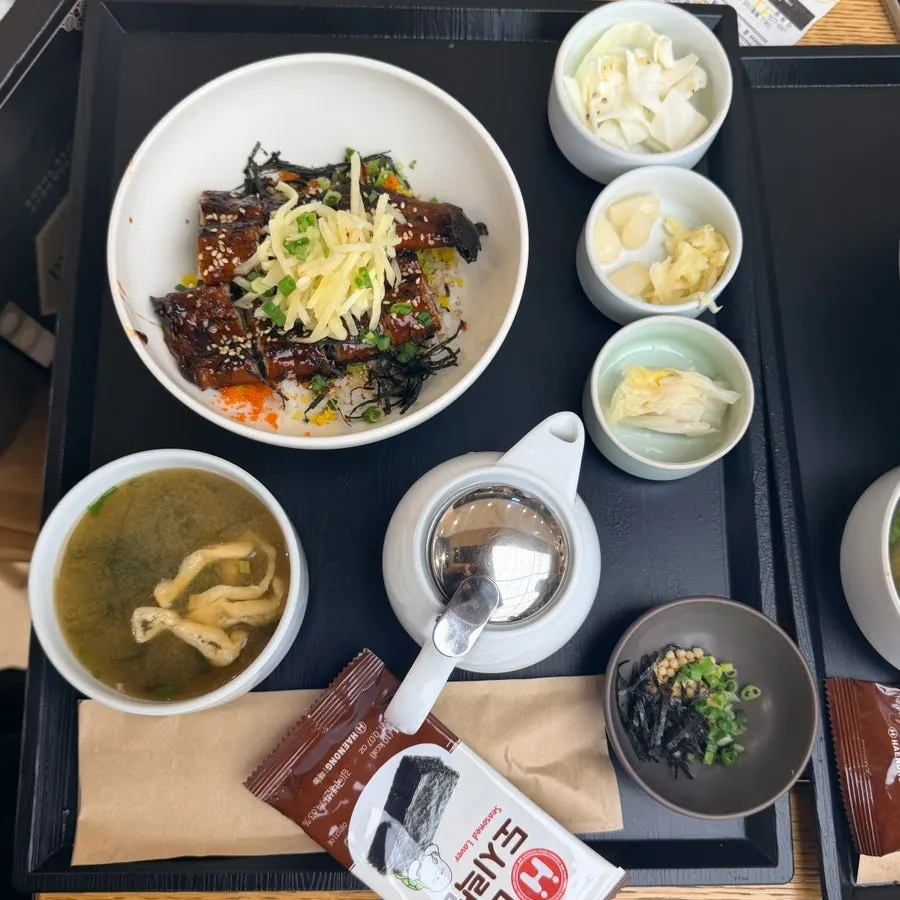 장어와 채 썬 생강, 김이 올라간 장어덮밥