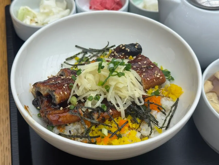 장어 한 마리가 통째로 올라간 장어덮밥