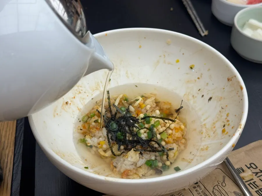 토핑을 올린 장어 오차즈케 한 그릇