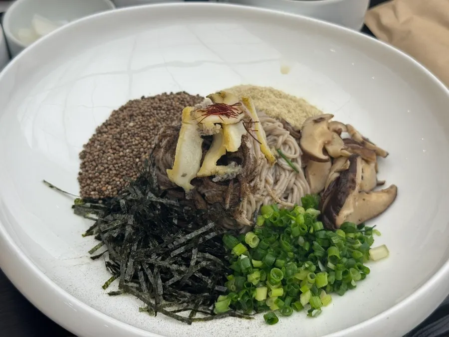 전복이 올라간 들기름 메밀면