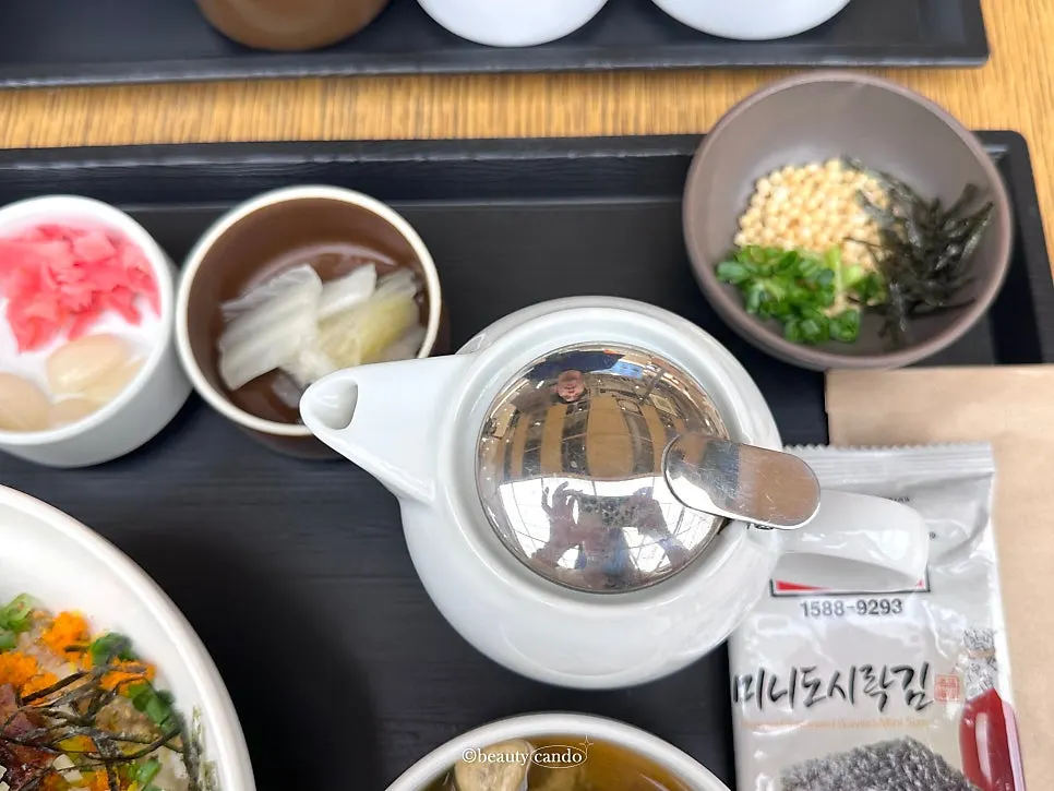 Seaweed plate served alongside the rice bowl