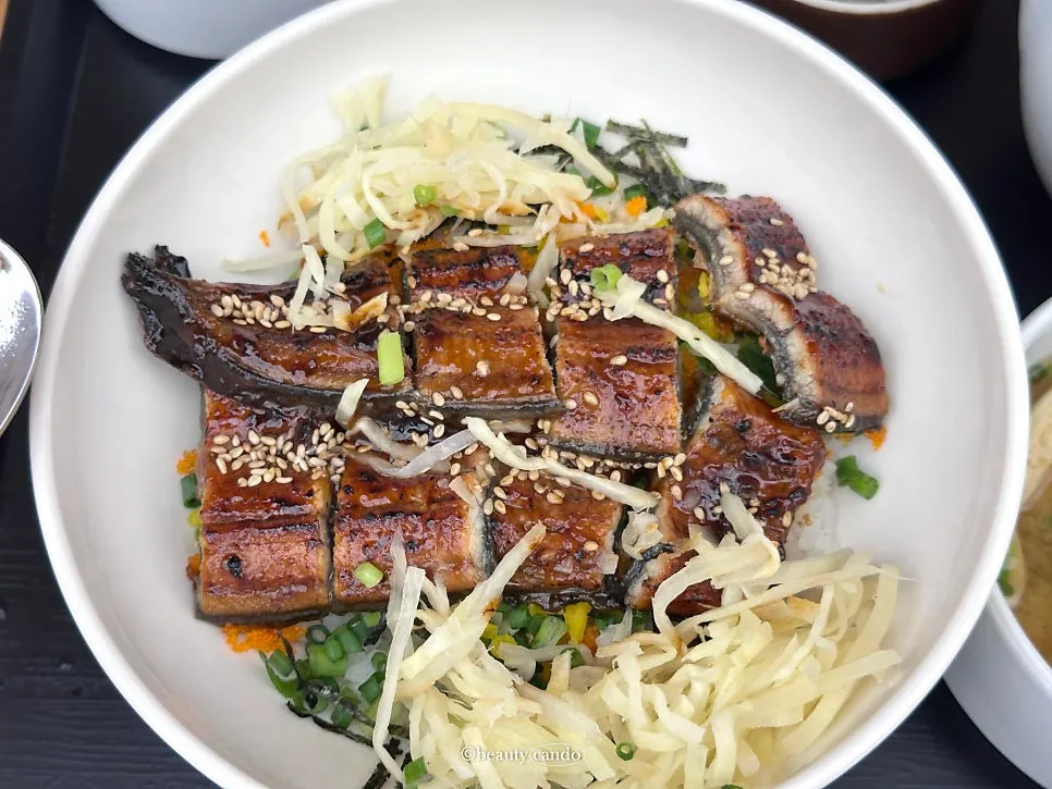 A spoonful of eel scooped up together with rice