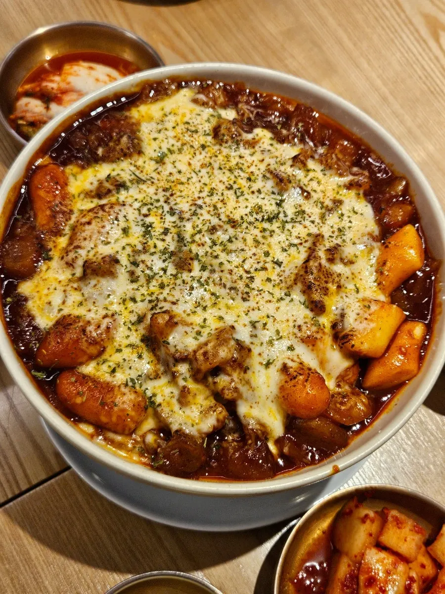 윤기 도는 불스지 양념과 치즈사리