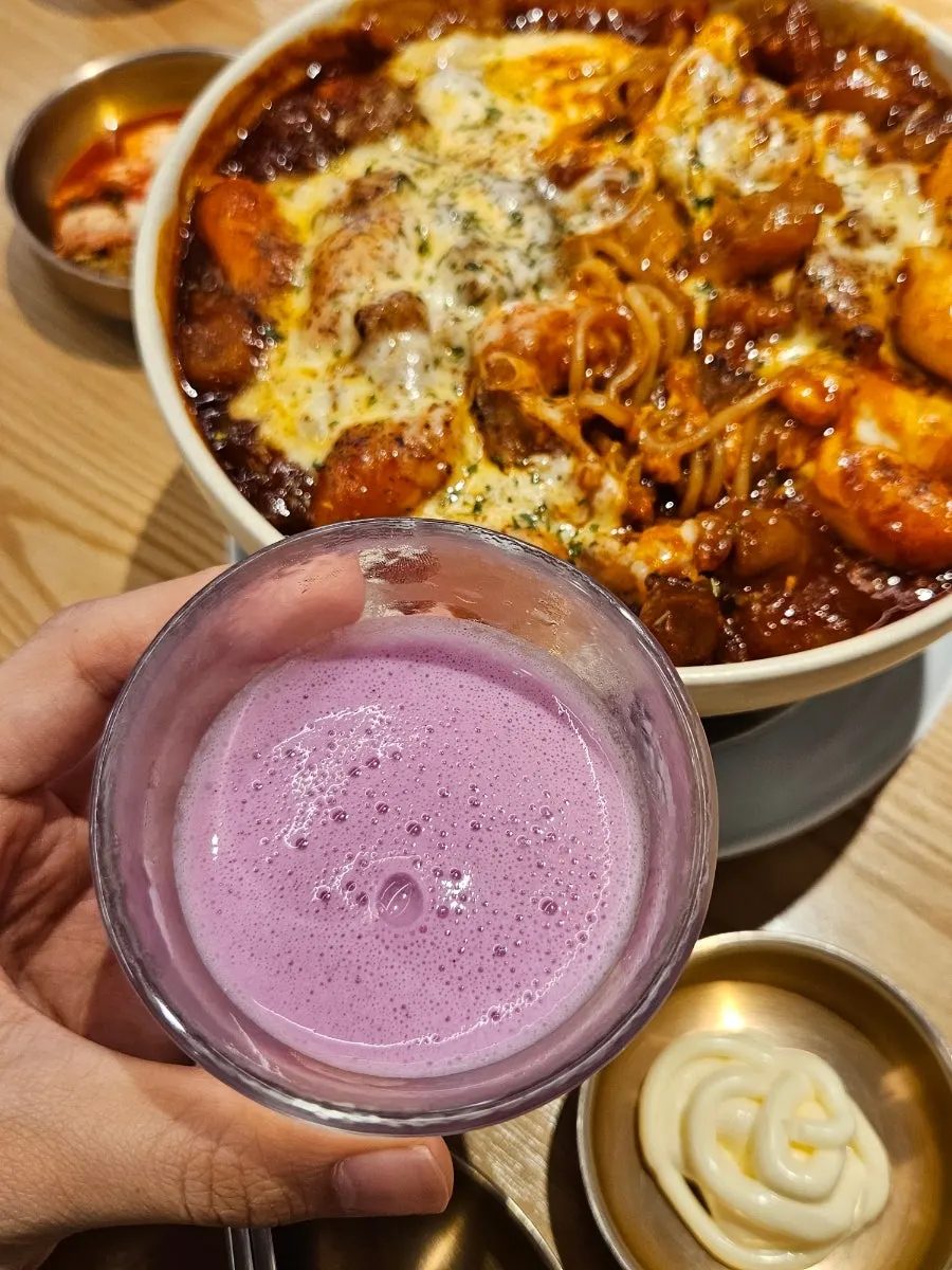 잔에 따른 보랏빛 우베 바나나막걸리