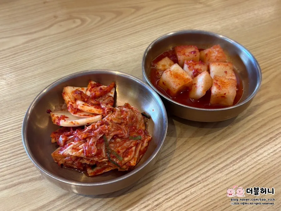 해정집 국밥과 함께 나온 배추김치와 무김치