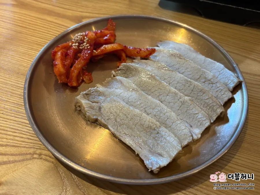 해정집 국밥에 추가한 보쌈 한 접시