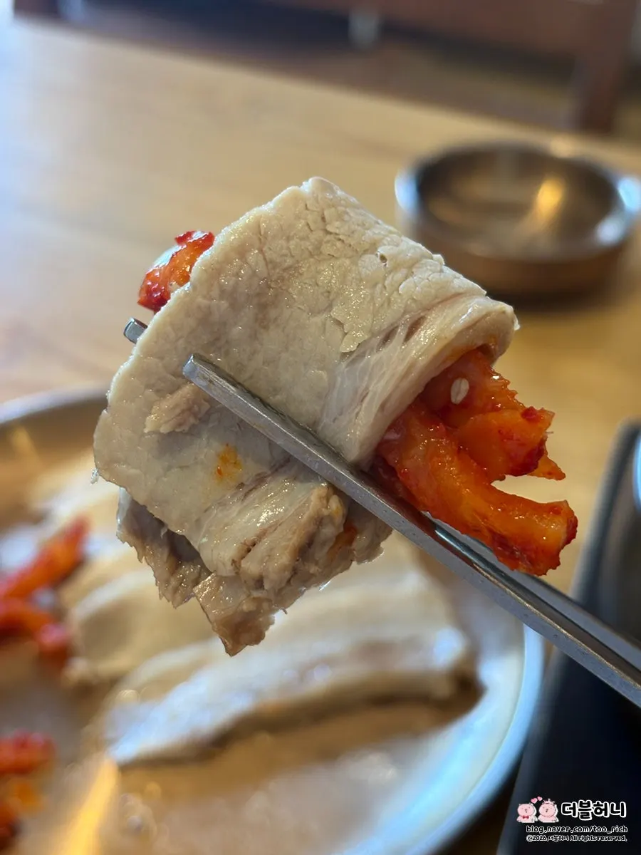 해정집 보쌈 고기 여섯 점 클로즈업