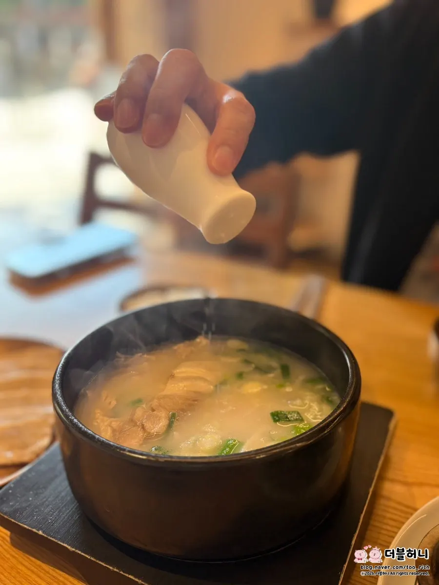해정국밥 국물과 고기 클로즈업