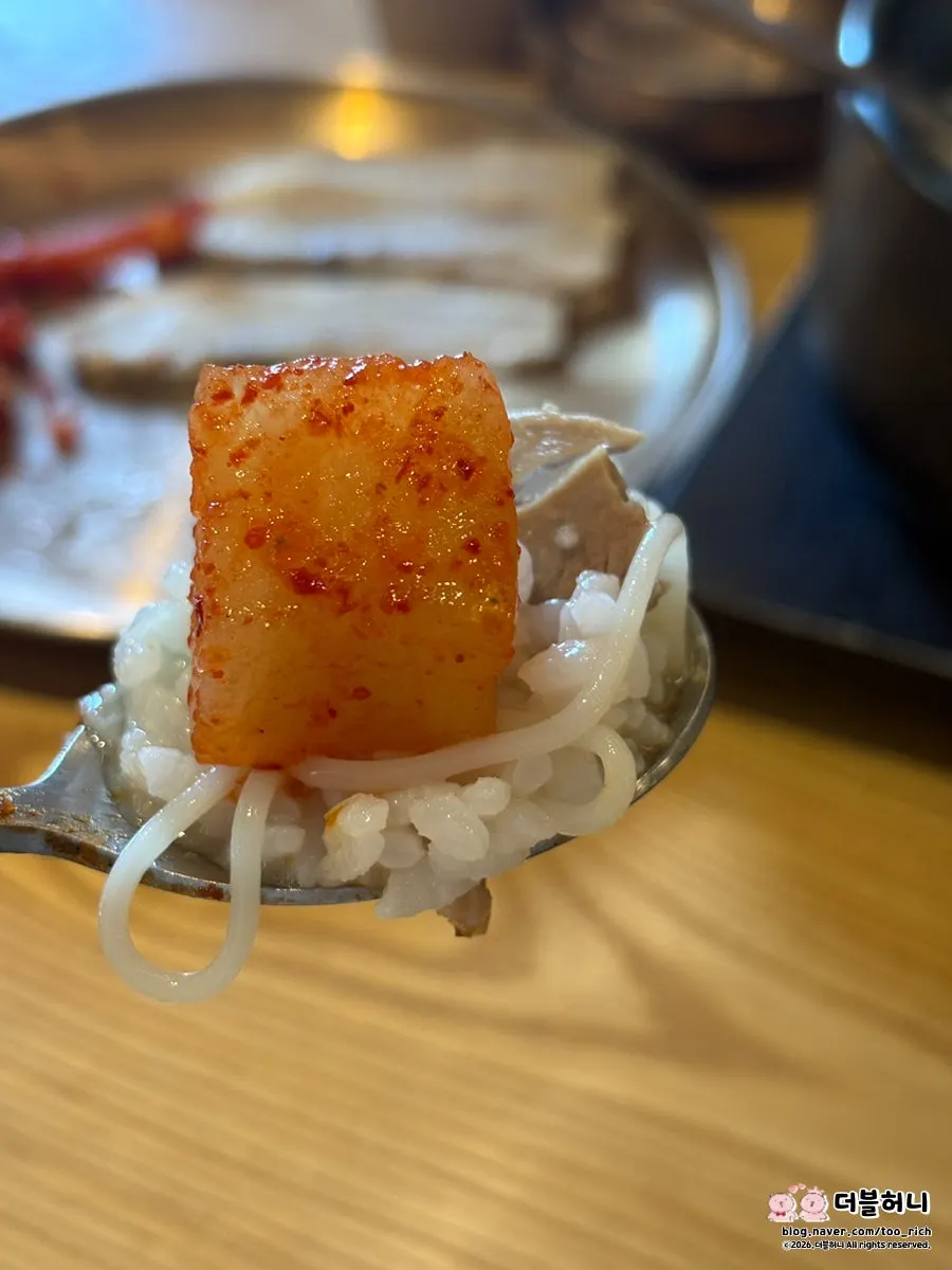 국밥과 김치를 함께 먹는 상차림