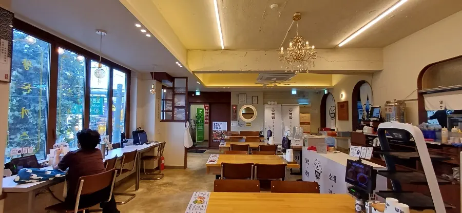우드톤 인테리어의 핵밥 까치산점 내부