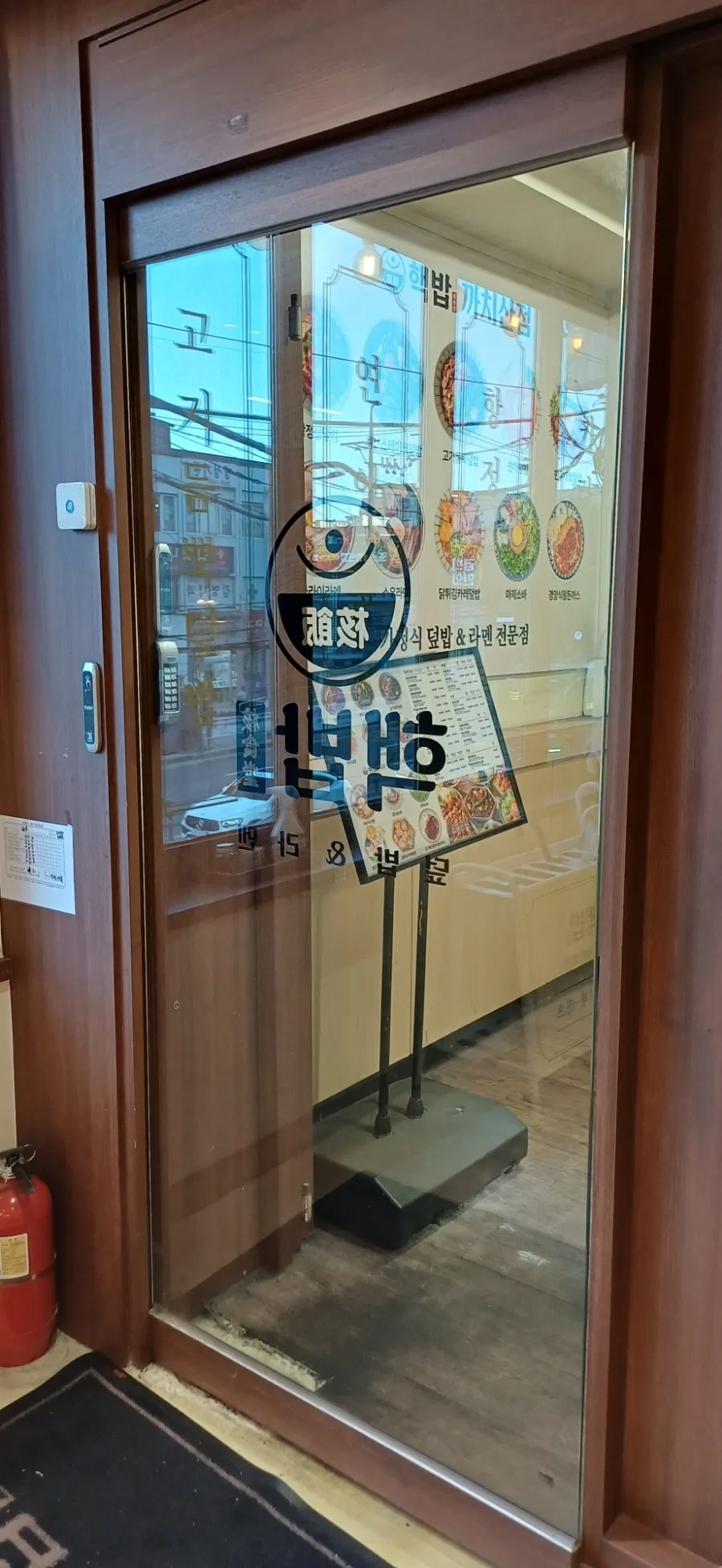 깔끔한 테이블이 놓인 매장 홀