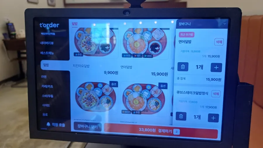 테이블에 설치된 티오더 태블릿 메뉴 화면