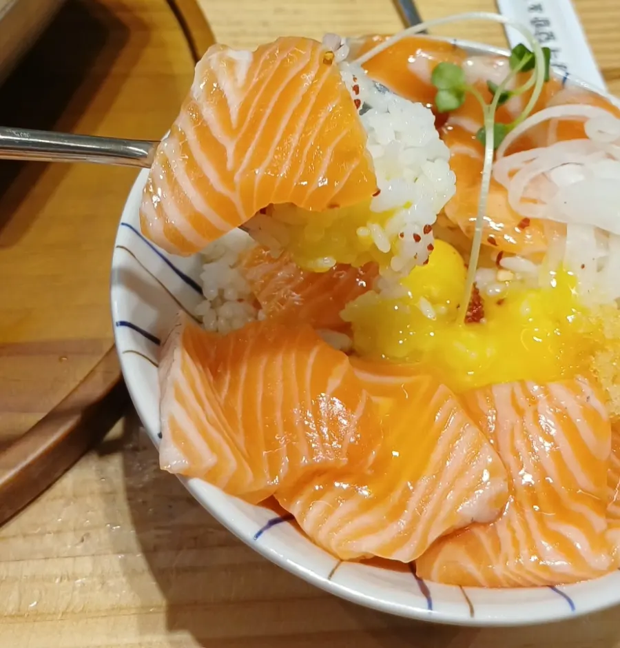 목쟁반에 차려진 연어덮밥 한 상