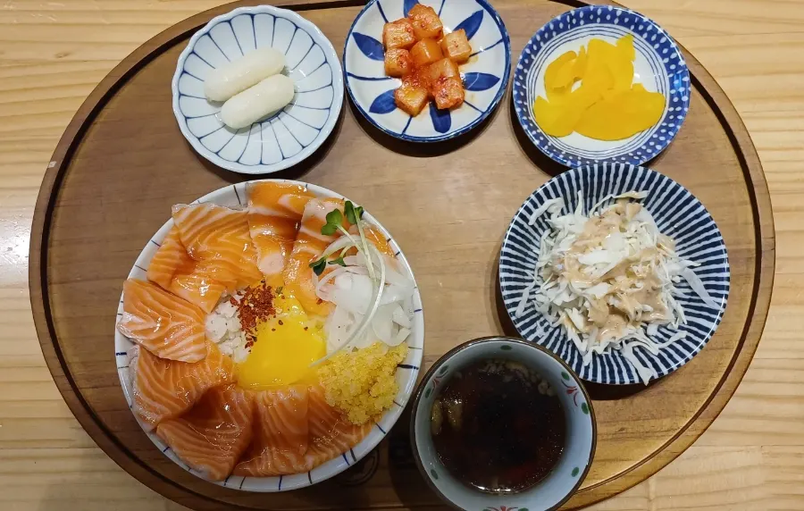 노른자와 날치알이 올라간 연어덮밥 클로즈업