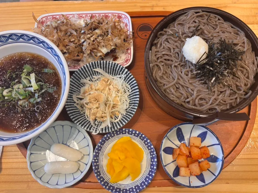 A full table spread at Hekbap Kkachisan Branch