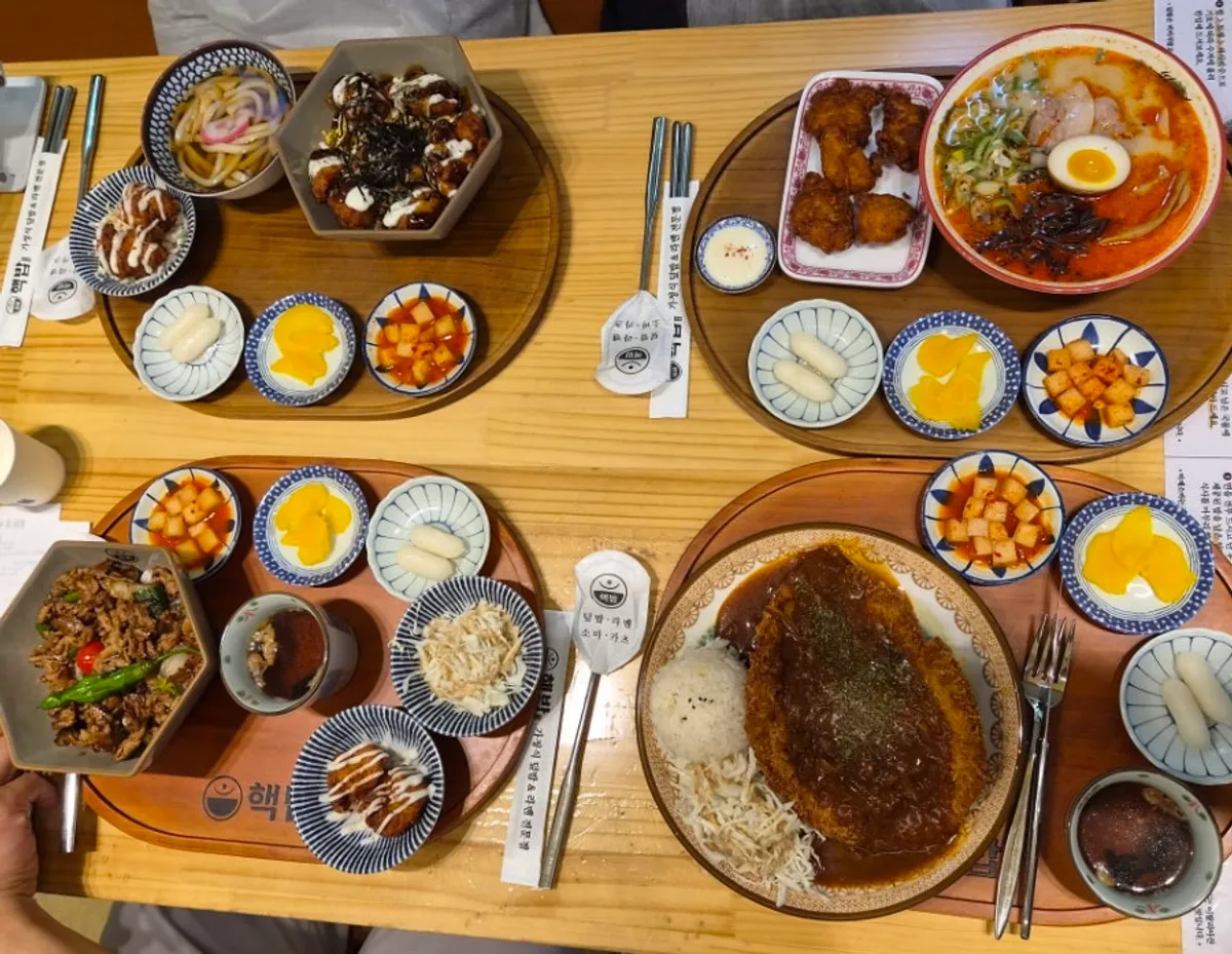 Rice bowls and set meals ordered at Hekbap Kkachisan Branch