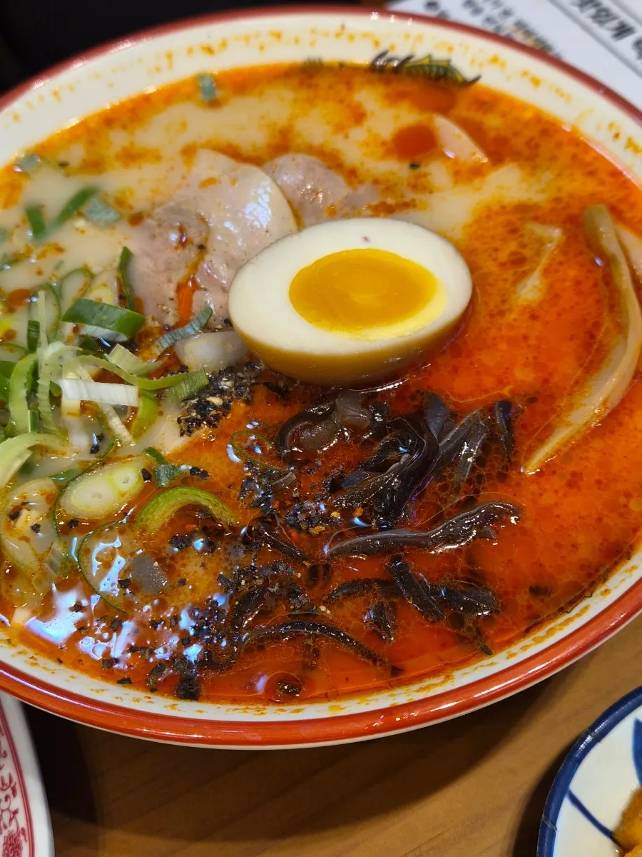 Crispy chicken served with the karai ramen set