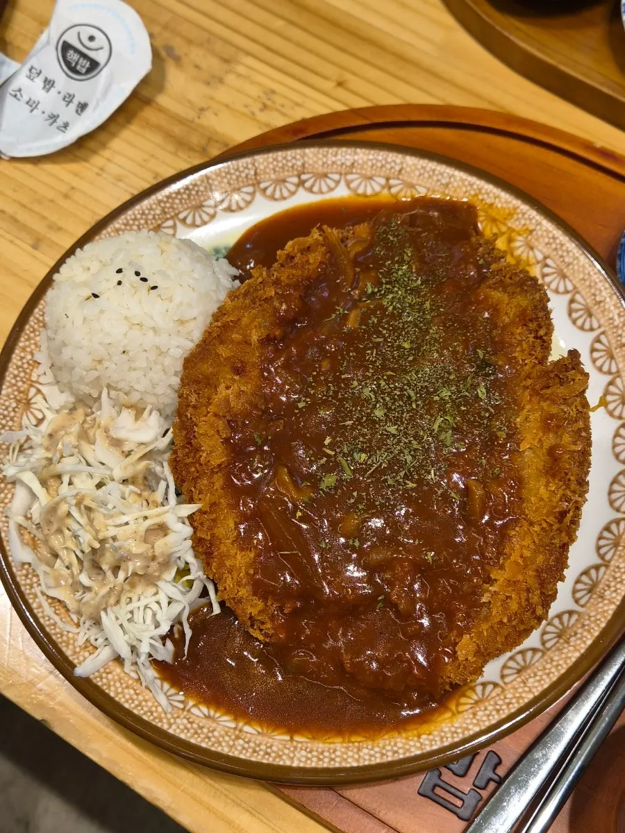 Western-style pork cutlet topped with demi-glace sauce