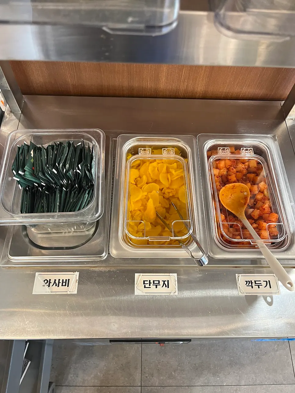 와사비와 기본 반찬이 놓인 셀프바 코너