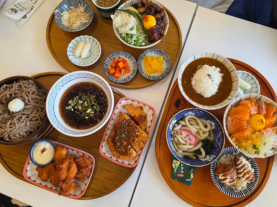 핵밥 건대본점에서 먹은 덮밥과 사이드 전체 상차림