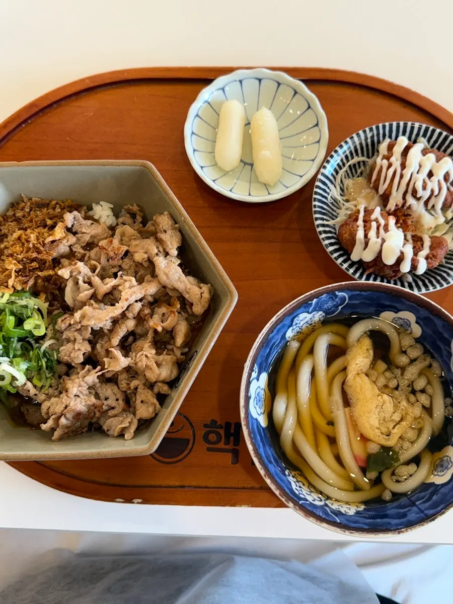 Dining hall on a Saturday afternoon at Hekbap Konkuk University Main Branch
