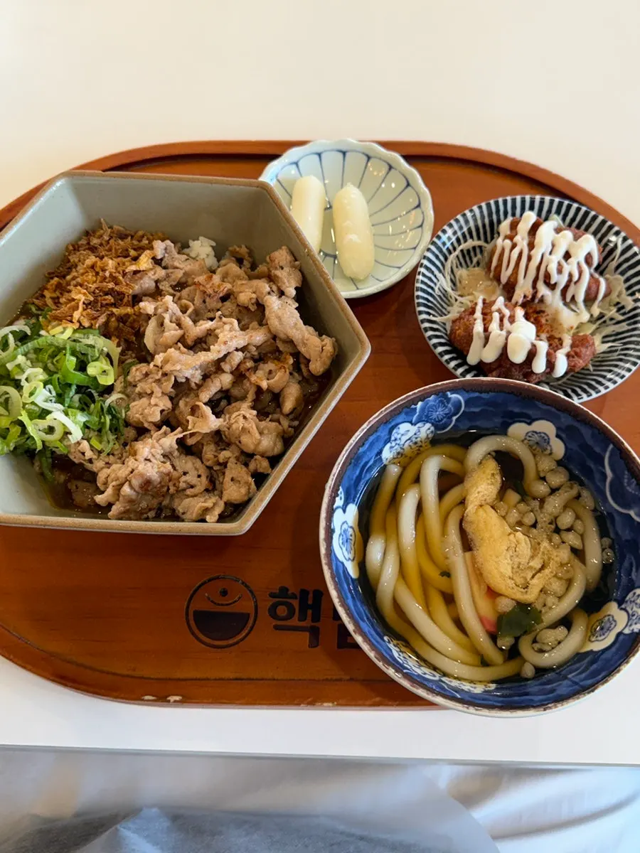 Seated table at Hekbap Konkuk University Main Branch