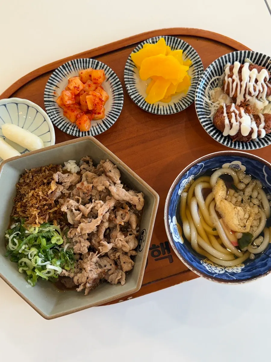 Two rice bowls ordered at Hekbap Konkuk University Main Branch