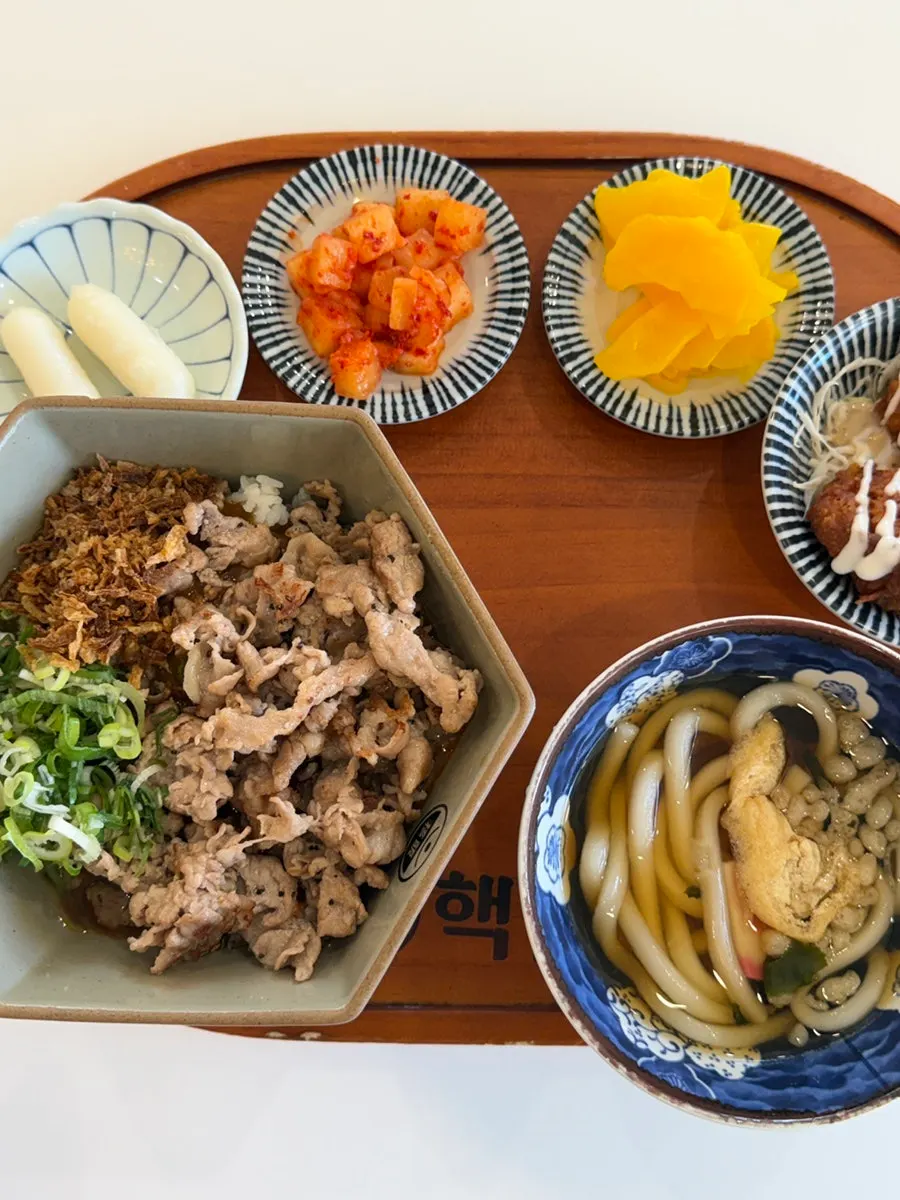 Full spread of the meat-loaded curry rice bowl set