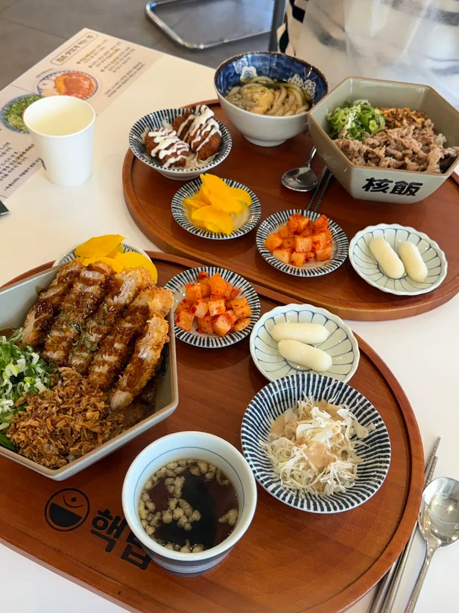 Eating the meat-loaded curry rice bowl set