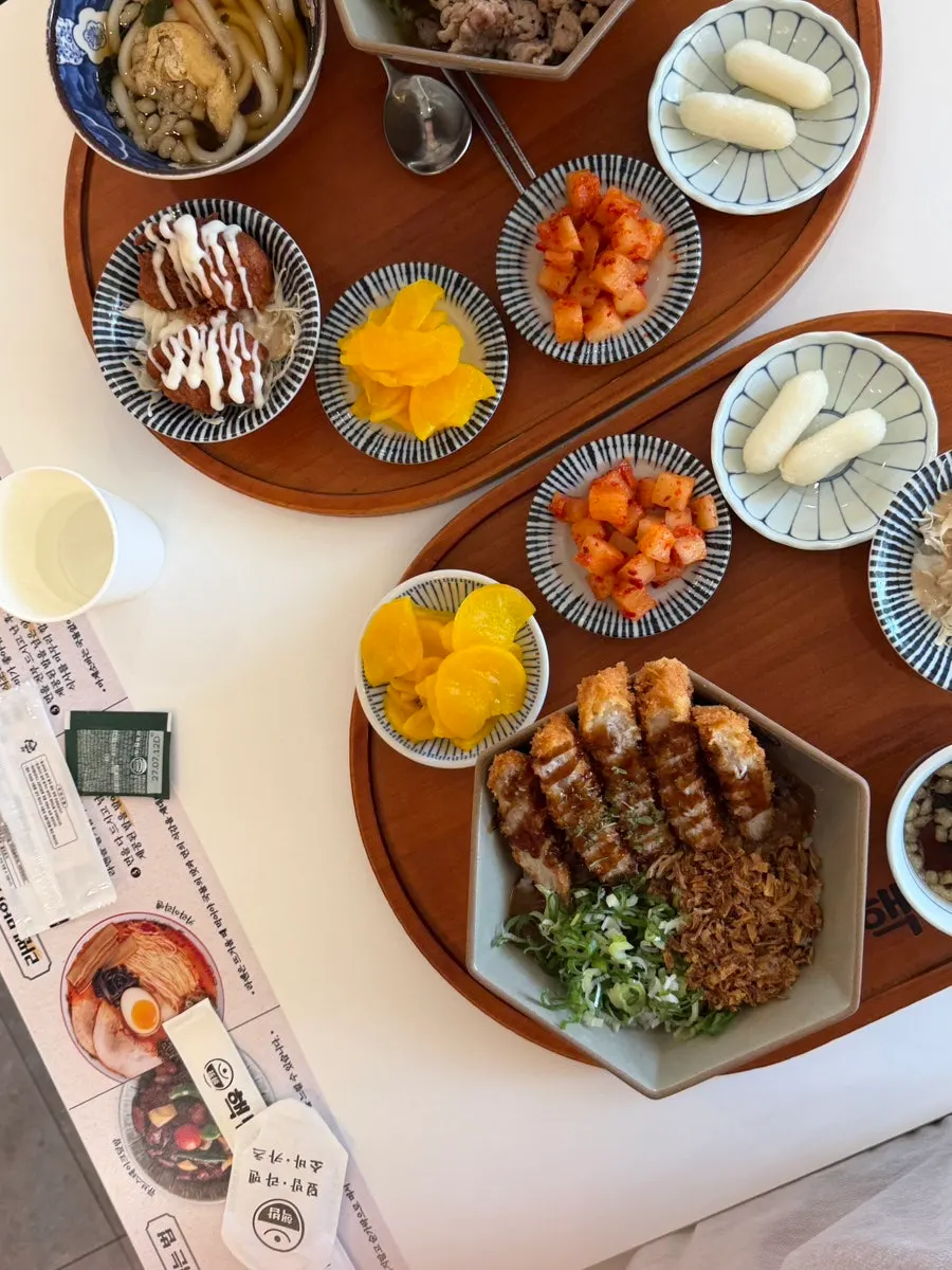 Cross-section of the pork cutlet curry rice bowl