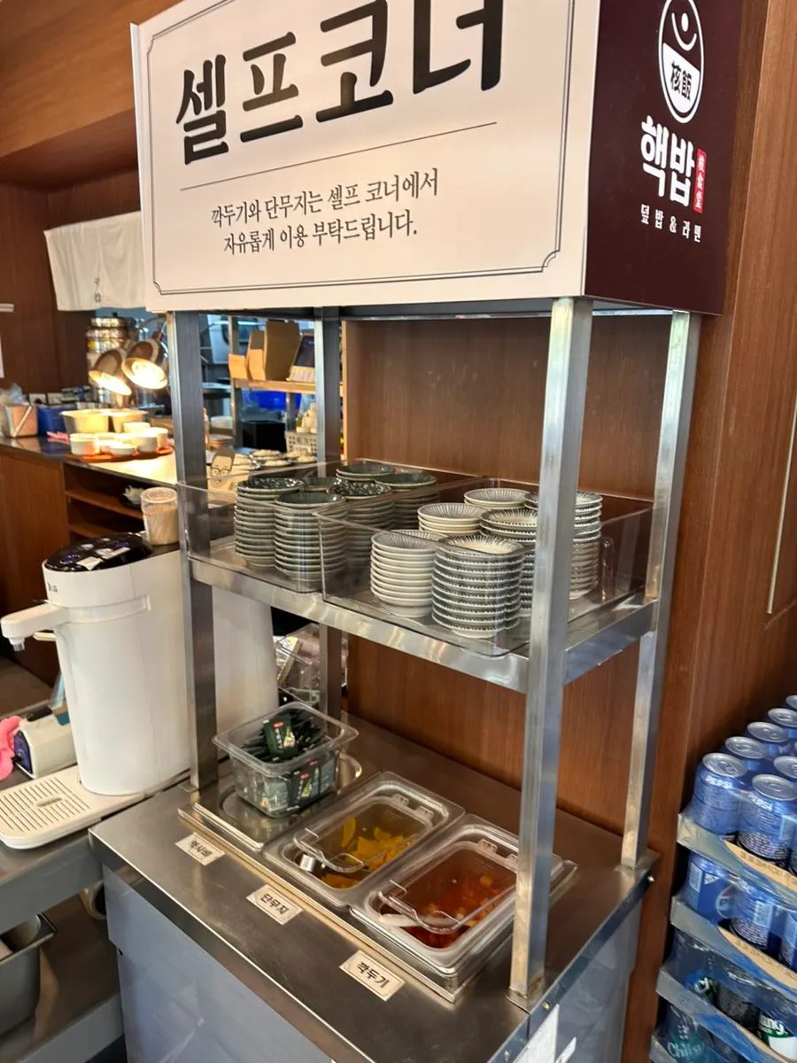 핵밥 건대본점 홀 통로와 테이블 배치