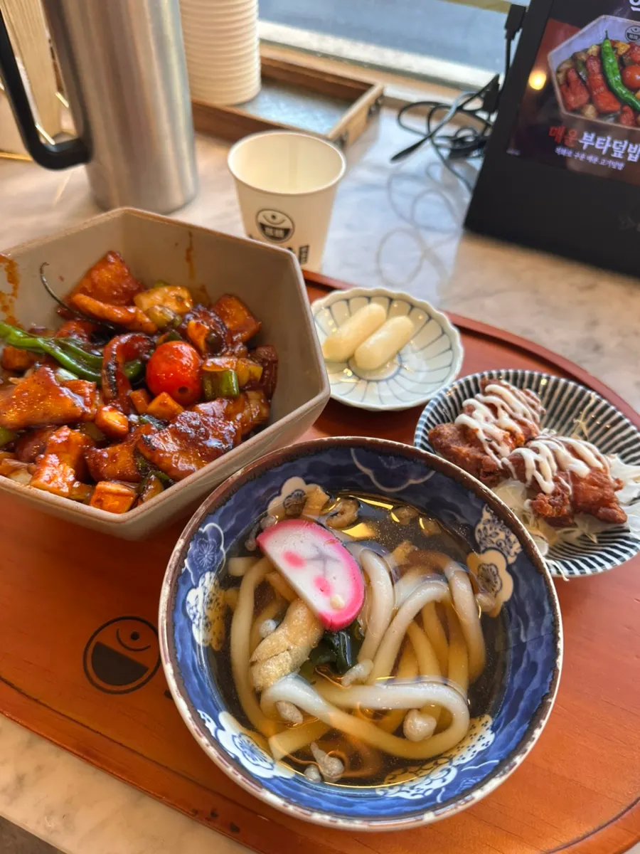 물컵과 여러 소스가 놓인 테이블 세팅