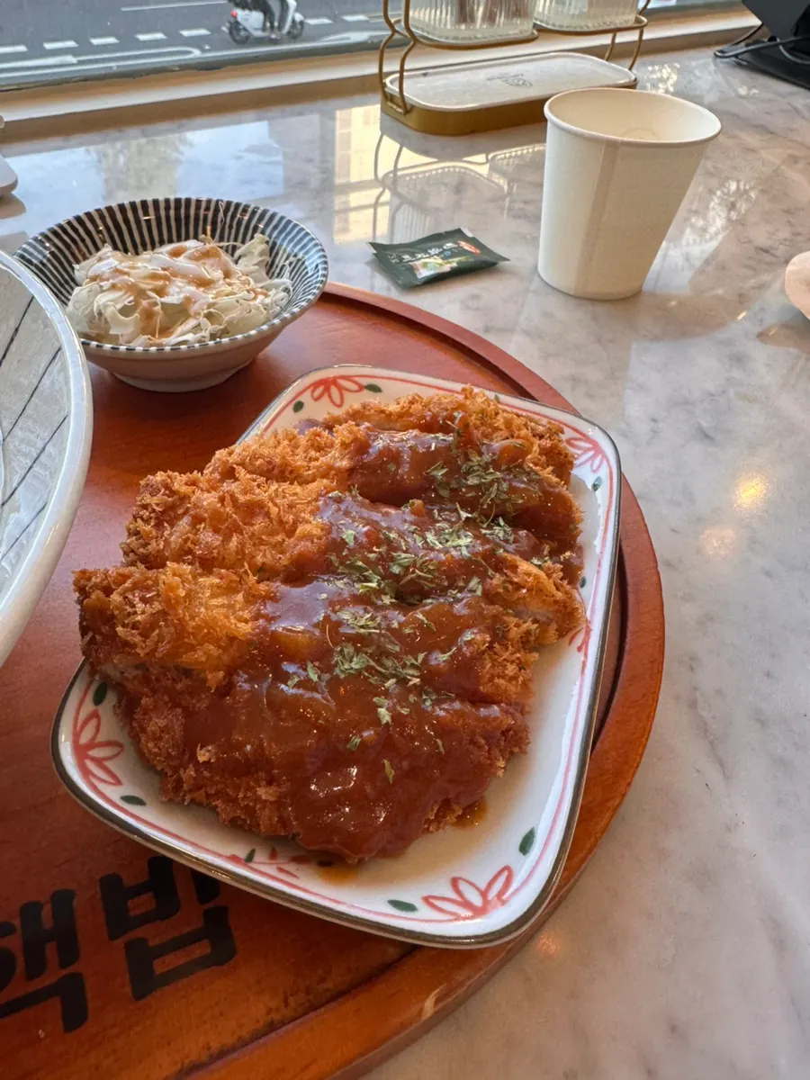 항정살 덮밥과 냉모밀로 차린 한 상