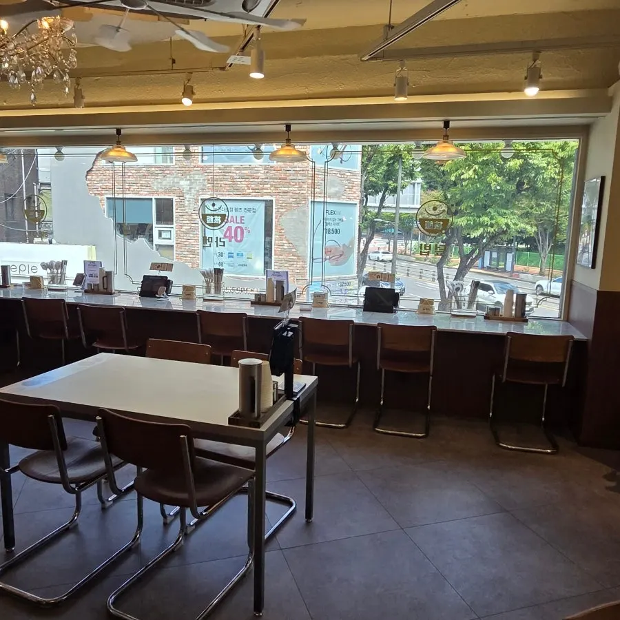 Interior of Hekbap Konkuk Main Branch, arranged with 2- and 4-person tables