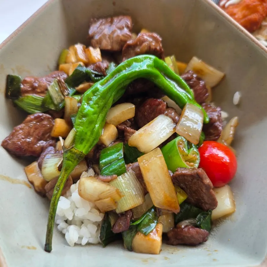 Rice bowl topped with tender cube steak