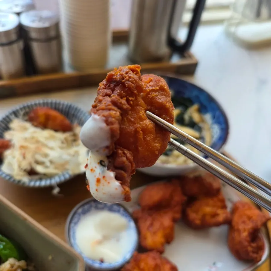 Fried chicken eaten together with vegetables