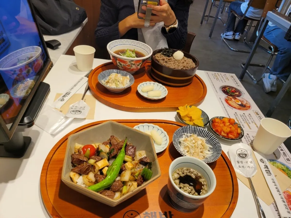 덮밥과 라멘, 소바, 카츠가 적힌 핵밥 건대본점 메뉴판