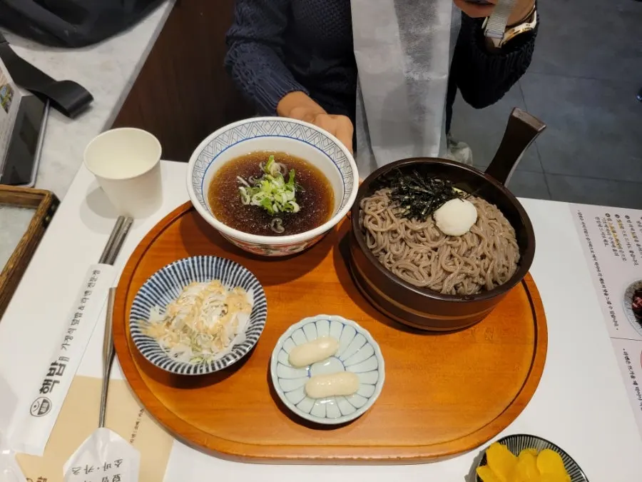 1인 트레이에 담겨 나온 핵밥 건대본점 정식 차림