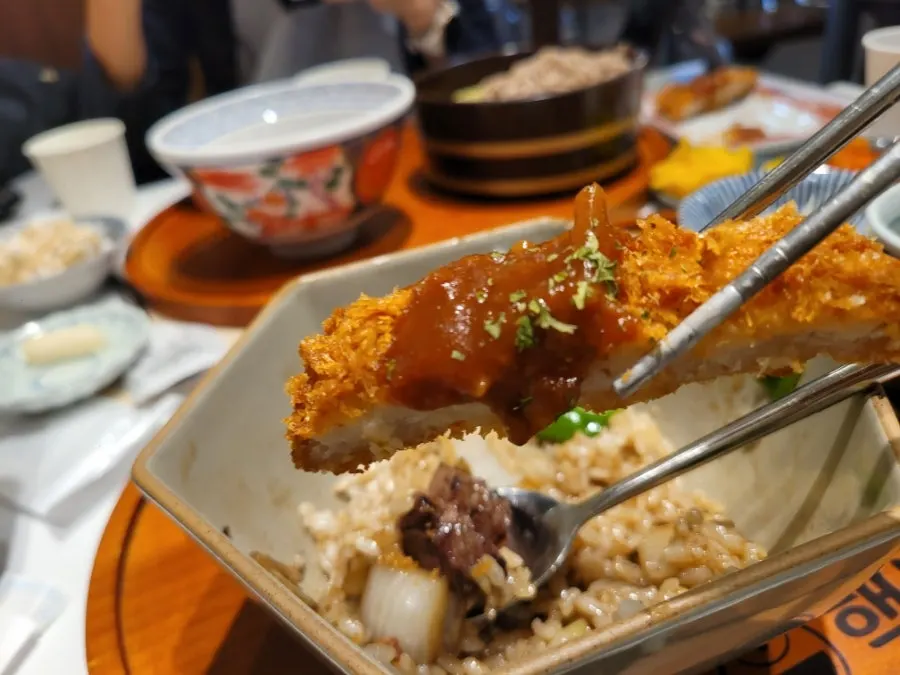 두툼하게 썰린 돈까스와 소스, 양배추샐러드