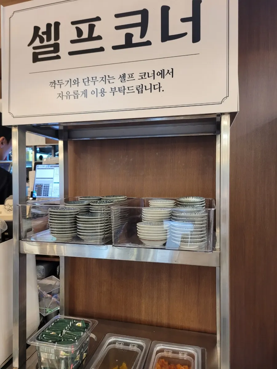 덮밥과 돈까스, 냉소바를 번갈아 먹는 식사 장면