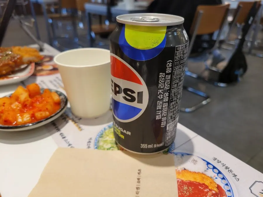 비운 그릇이 놓인 핵밥 건대본점 테이블