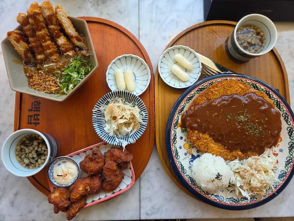 Pork cutlet and rice bowl spread on a wooden tray