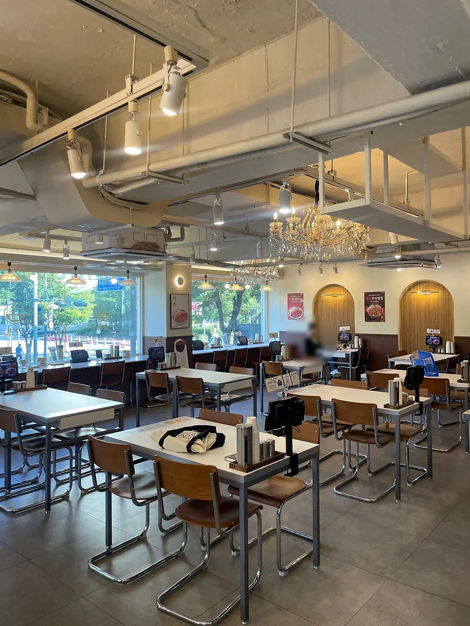 Vertical photo of the Hekbap Konkuk University Main Branch interior