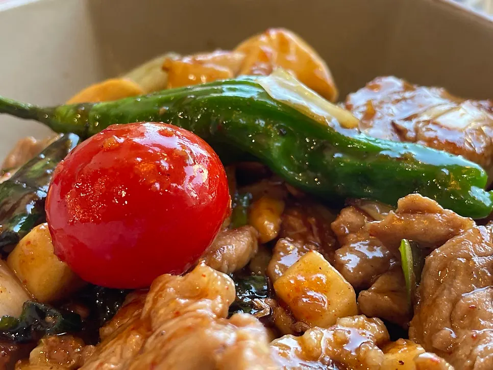 Close-up of the pork rib seasoned rice bowl