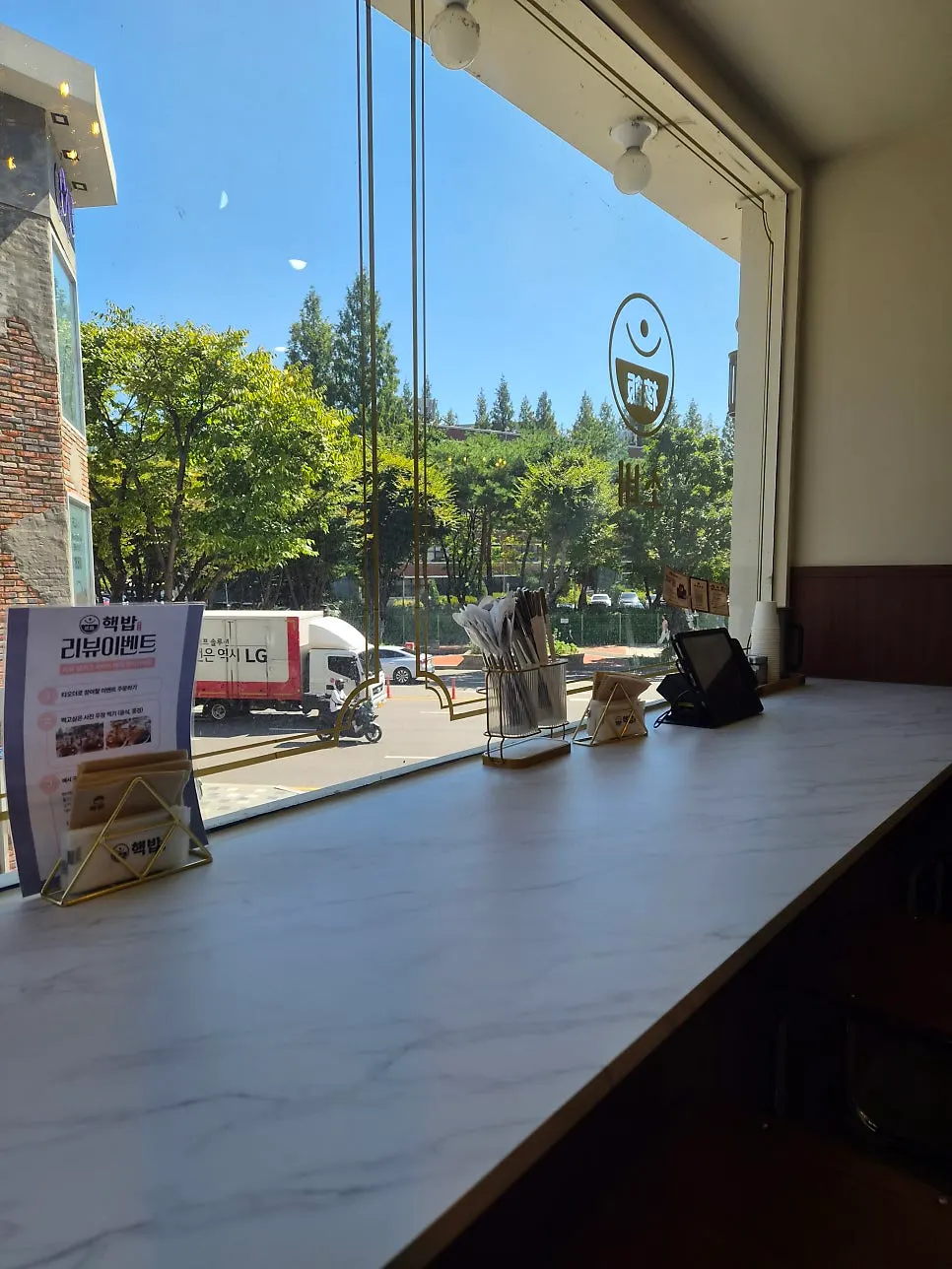 Row of window-side solo seats and table layout