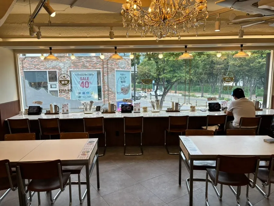 깔끔한 분위기의 매장 홀 좌석