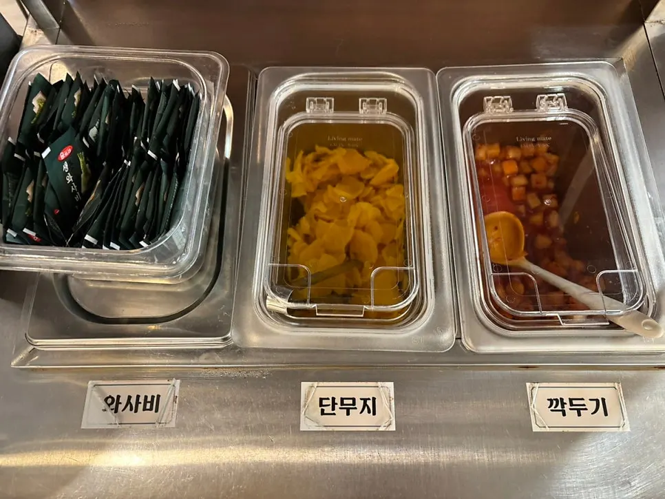 창가에 마련된 1인석 자리