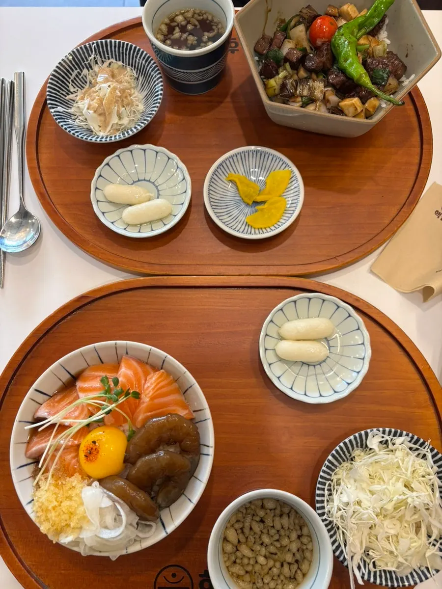 샐러드와 국물, 치즈떡이 포함된 한 상 차림